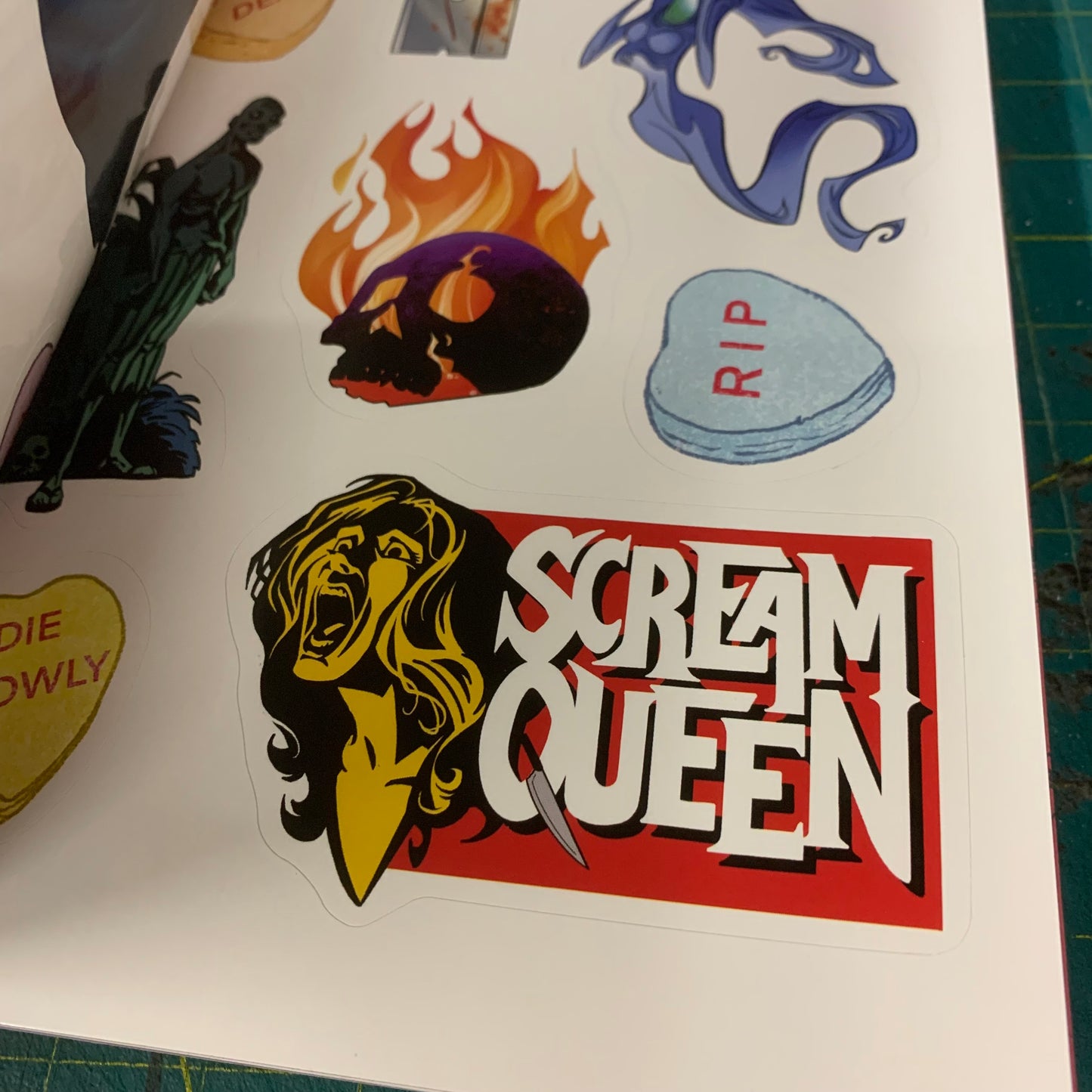 The Extreme Horror Sticker Book: 500+ Stickers