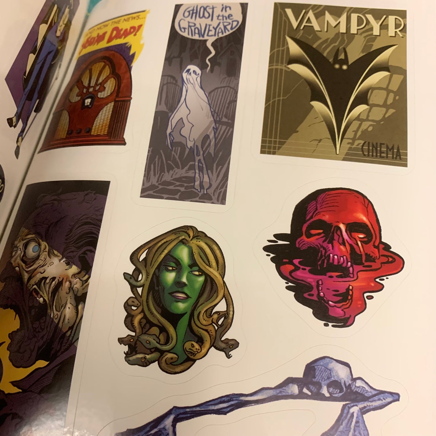 The Extreme Horror Sticker Book: 500+ Stickers