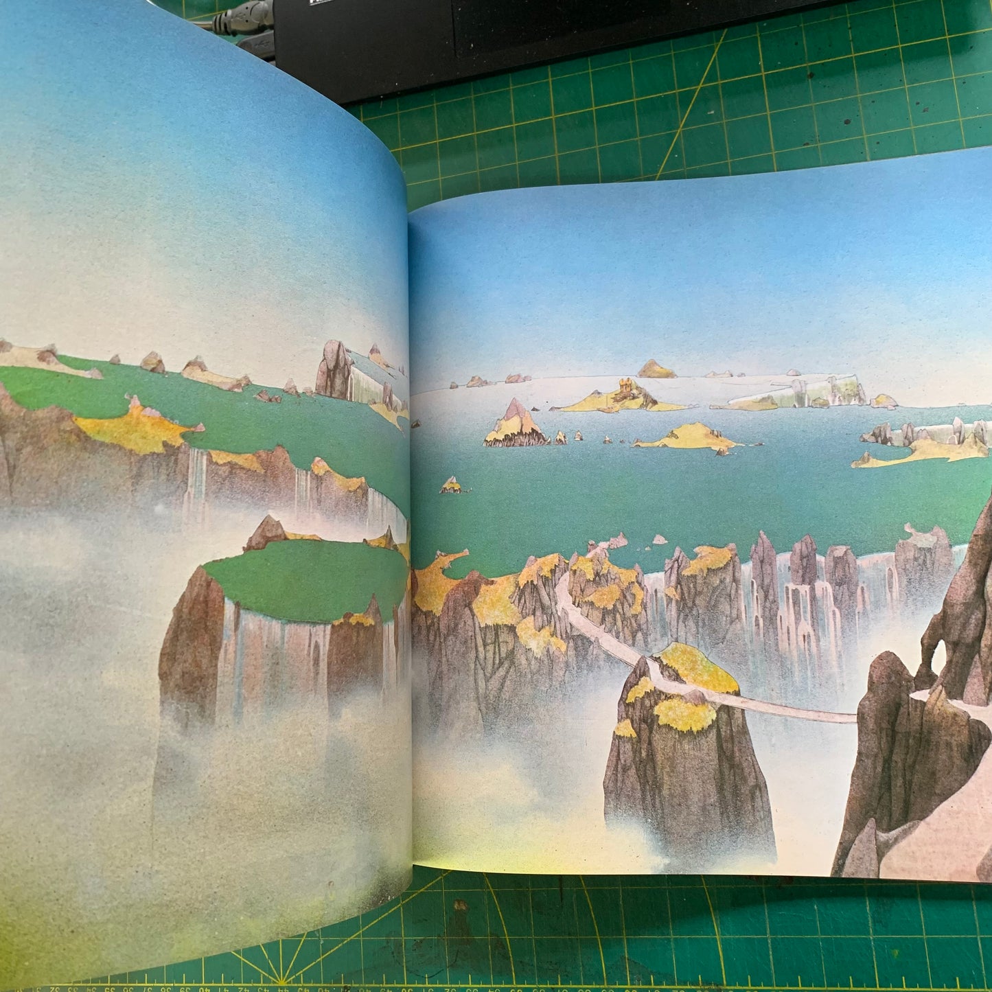 Views : Art and Industrial Design of Roger Dean