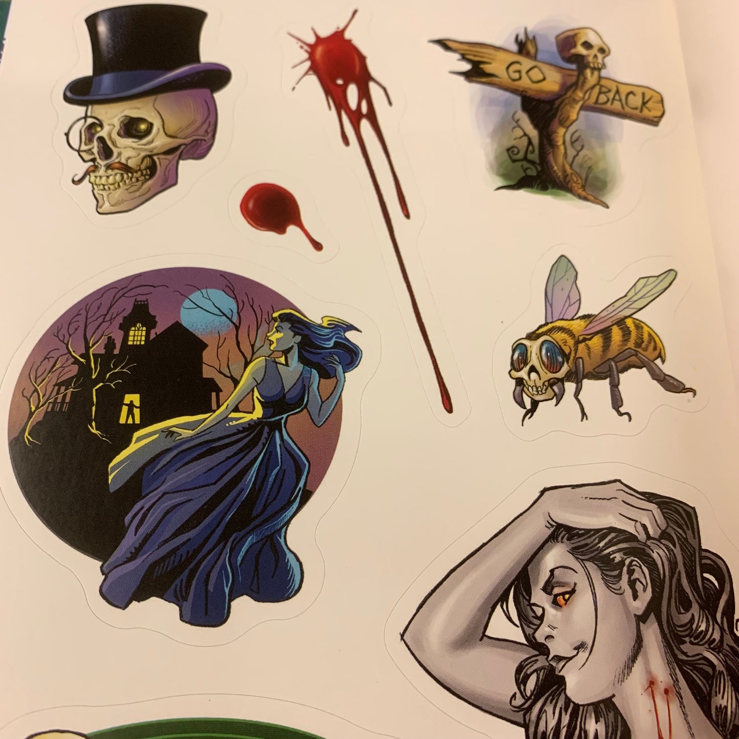 The Extreme Horror Sticker Book: 500+ Stickers