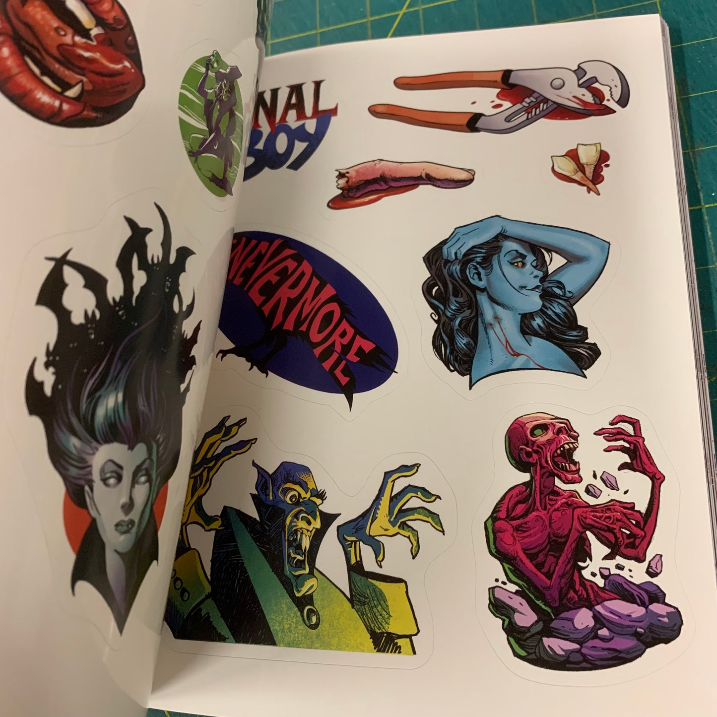 The Extreme Horror Sticker Book: 500+ Stickers